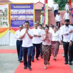 កម្លាំងនគរបាលខេត្តព្រៃវែង ការពារសន្តិសុខសណ្ដាប់ធ្នាប់សុវត្ថិភាពជូនថ្នាក់ដឹកនាំ និងប្រជាពលរដ្ឋ ក្នុងពិធីបុណ្យឆ្លងឧបដ្ឋានសាលា និងសមិទ្ធផលនានា នាវត្តថ្នល់ជ័យ ស្រុកស្វាយអន្ទរ